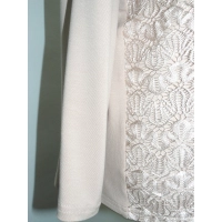 Elegancka bluzka zdobiona koronką w stylu boho - beżowa